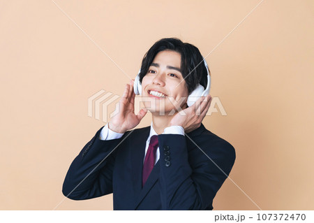 ヘッドホンで音楽を聴く男性 ヘッドホンで音楽を聴く男性 107372470