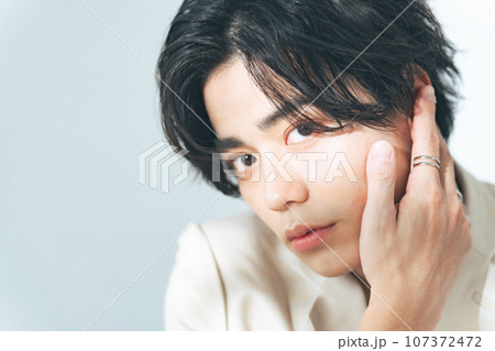 ジェンダーレスメイクをした若い男性　メンズコスメ　スキンケア　美容 107372472