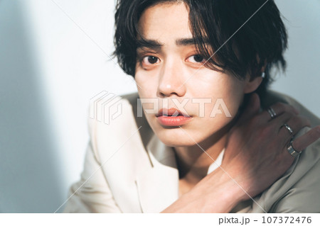 ジェンダーレスメイクをした若い男性 メンズコスメ スキンケア 美容 ジェンダーレスメイクをした若い男性 メンズコスメ スキンケア 美容 107372476