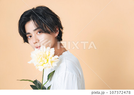 ジェンダーレスメイクをした若い男性 メンズコスメ スキンケア 美容 ジェンダーレスメイクをした若い男性 メンズコスメ スキンケア 美容 107372478