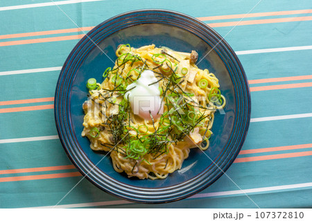 温泉玉子と鶏肉のカルボナーラソースパスタ 温泉玉子と鶏肉のカルボナーラソースパスタ 107372810