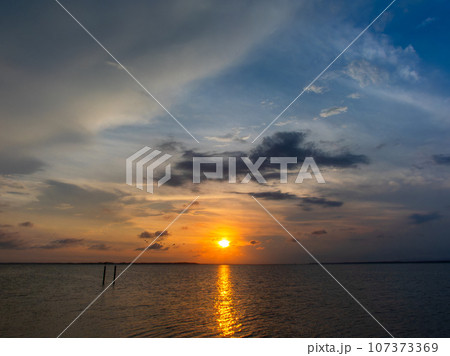 夏の美しい夕景　霞ヶ浦に沈む夕陽 107373369