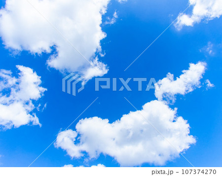 青空と白い雲の美しい夏空 107374270