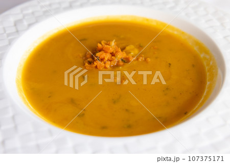 美味しいビジネスクラスの機内食のスープ 美味しいビジネスクラスの機内食のスープ 107375171