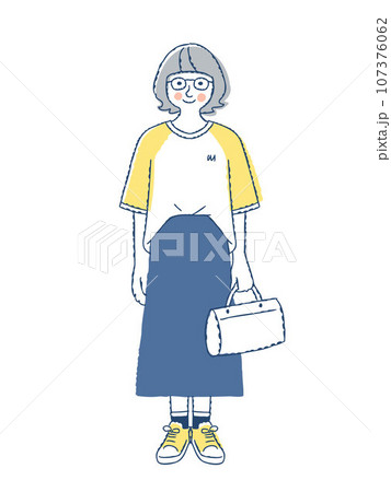 笑顔の若い女性　全身　f24 107376062
