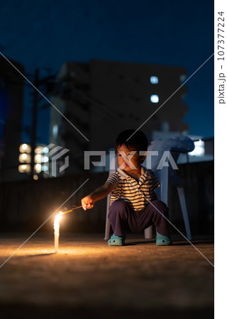 花火をする3歳の男の子 花火をする3歳の男の子 107377224