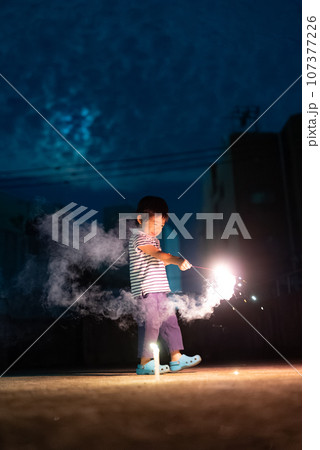 花火をする3歳の男の子 花火をする3歳の男の子 107377226