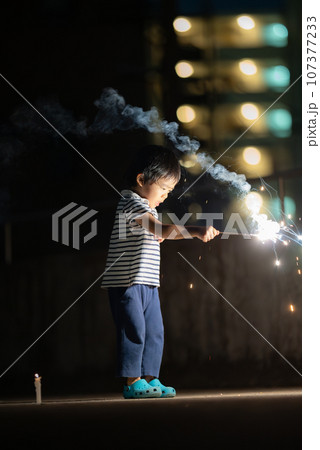 花火をする3歳の男の子 107377233