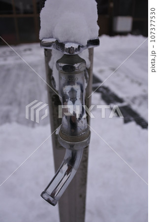 水道に積もった雪 水道に積もった雪 107377530