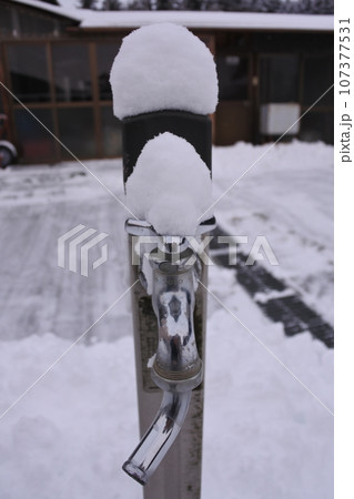 水道に積もった雪 水道に積もった雪 107377531