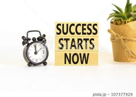 Success starts now symbol. Concept word Success starts now on beautiful wooden block. Black alarm clock. Beautiful white background. Business motivational success starts now concept. Copy space. 107377929