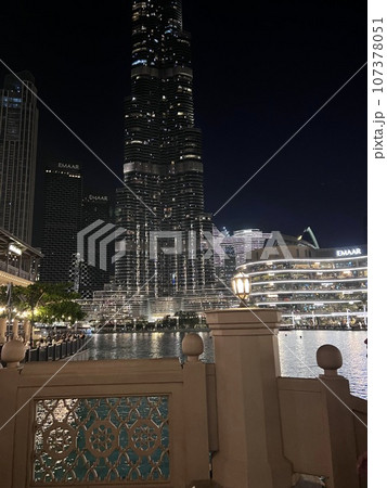 The Burj Khalifa, the Dubai Mall and the fountain at night 107378051