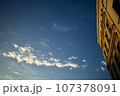 夕空と建物 107378091