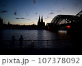 夕日に照らされたケルン大聖堂と橋 107378092