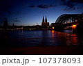 夕日に照らされたケルン大聖堂と橋 107378093