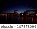 夕日に照らされたケルン大聖堂と橋 107378094