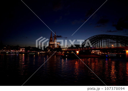 夕日に照らされたケルン大聖堂と橋 夕日に照らされたケルン大聖堂と橋 107378094