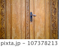 古い木製のドア 107378213