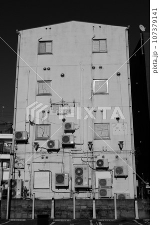 雑居ビルの裏側 107379141