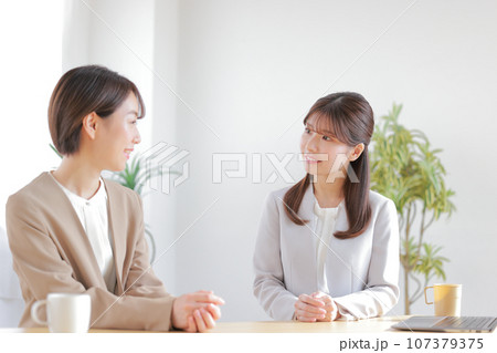 1on1_部下に困っていることはないか尋ねる女性管理職_1 107379375