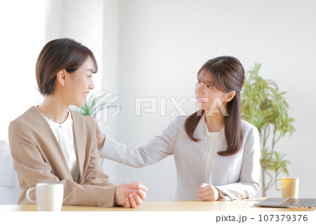 1on1_部下に困っていることはないか尋ねる女性管理職_2 1on1_部下に困っていることはないか尋ねる女性管理職_2 107379376