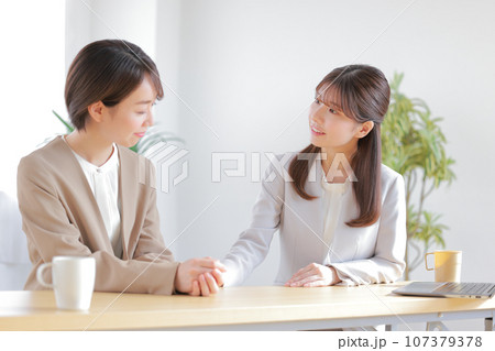 1on1_部下にアドバイスする女性管理職_1 1on1_部下にアドバイスする女性管理職_1 107379378