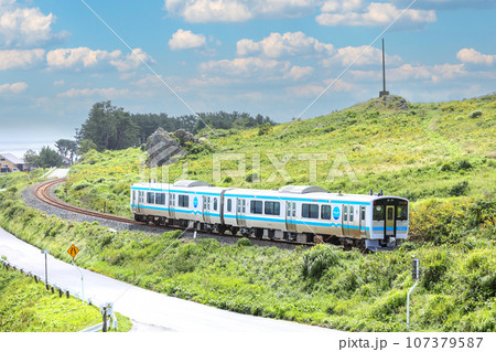 「青森県」種差海岸を走る電車 八戸線 「青森県」種差海岸を走る電車 八戸線 107379587