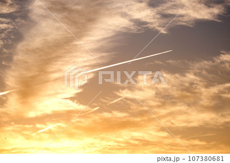 夕焼け空に浮かぶ飛行機雲 夕焼け空に浮かぶ飛行機雲 107380681