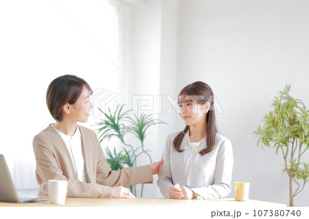 ワンオンワン_部下に困っていることはないか尋ねる女性管理職_1 107380740