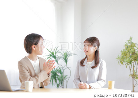 ワンオンワン_部下の仕事ぶりを褒める女性管理職_1 ワンオンワン_部下の仕事ぶりを褒める女性管理職_1 107380743