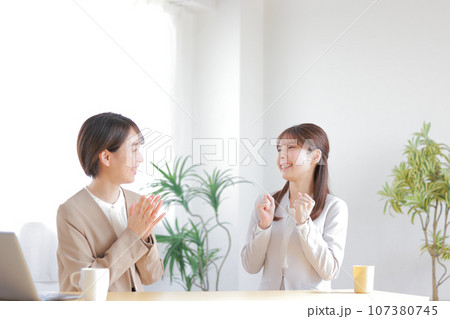 ワンオンワン_部下の仕事ぶりを褒める女性管理職と喜ぶ部下_2 ワンオンワン_部下の仕事ぶりを褒める女性管理職と喜ぶ部下_2 107380745