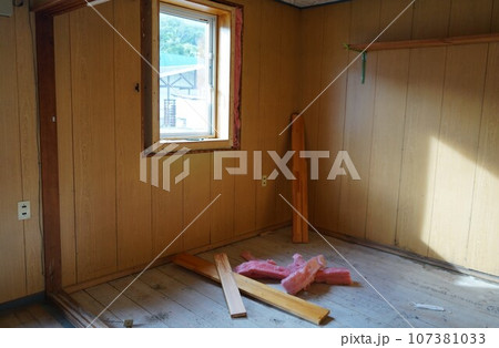 解体工事中の家 107381033