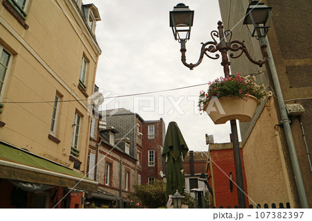 ノルマンディー地方エトルタの中世の家並み 107382397