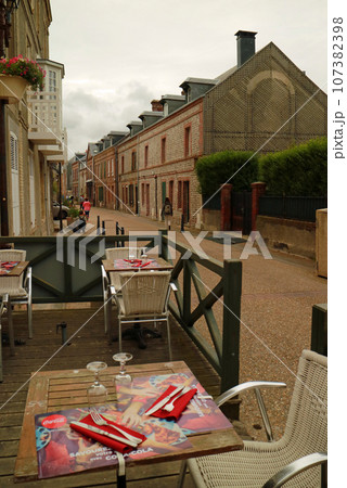 エトルタのレストランのテラス席 107382398