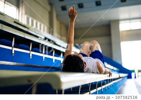 プールでのワンシーン 107382516