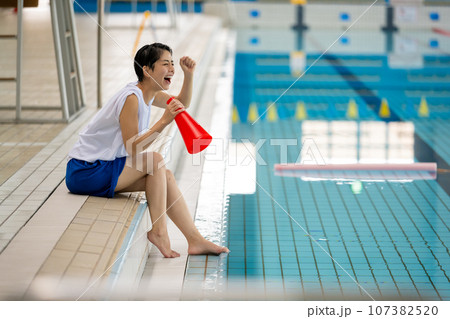 プール施設にて プール施設にて 107382520