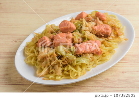 鮭のちゃんちゃん焼き焼きそば 107382905