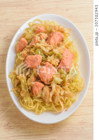 鮭のちゃんちゃん焼き焼きそば 107382943