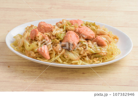 鮭のちゃんちゃん焼き焼きそば 107382946