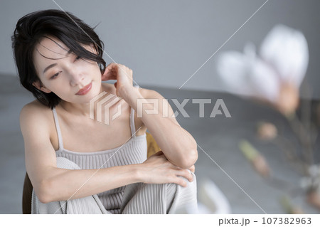 美しい女性のビューティーイメージ 前ボケとピンク 美しい女性のビューティーイメージ 前ボケとピンク 107382963