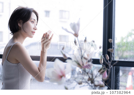 窓辺から外を眺める女性 窓辺から外を眺める女性 107382964