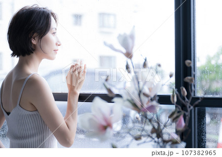 窓辺から外を眺める女性 窓辺から外を眺める女性 107382965