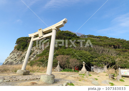 越前海岸　雄島の大湊神社入口 107383033