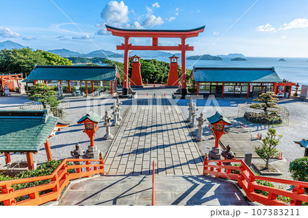 朱色が美しい福徳稲荷神社 107383211