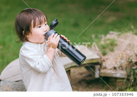水筒の水を飲む幼い女の子・幼児・子供 107383946