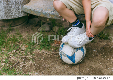 足首を怪我したサッカー少年・捻挫・骨折 107383947