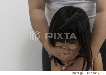 後ろから口を塞がれる女の子(3才、日本人)。誘拐イメージ 後ろから口を塞がれる女の子(3才、日本人)。誘拐イメージ 107384706