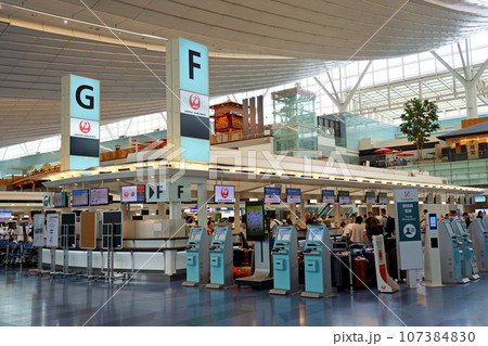 羽田空港第3ターミナル出発ロビーのチェックインカウンター 羽田空港第3ターミナル出発ロビーのチェックインカウンター 107384830