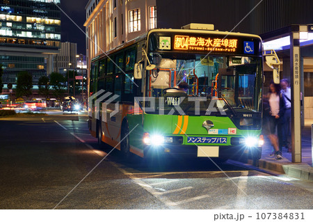 夜の東京駅前で乗客を乗せる都営バス(三菱ふそう・エアロスター) 夜の東京駅前で乗客を乗せる都営バス(三菱ふそう・エアロスター) 107384831