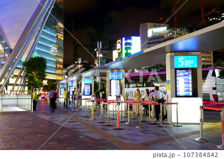 JR東京駅八重洲口の高速バスターミナルで出発を待つ乗客（夜景） 107384842
